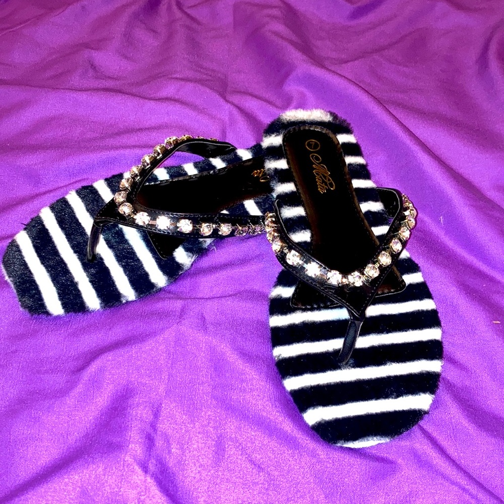 NEW SLIPPERS/SANDALS
